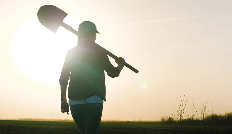 Woman_shovel_sunset